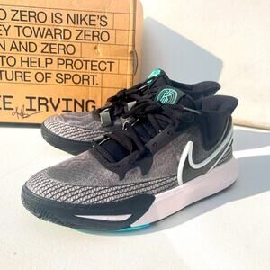 NWT NIKE Kyrie Irving sneakers youth 6Y 39